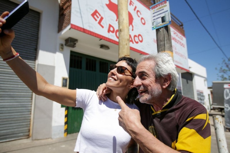 MAYRA RECORRIÓ EL BARRIO LA CAÑADA Y DIALOGÓ CON COMERCIANTES Y VECINOS 