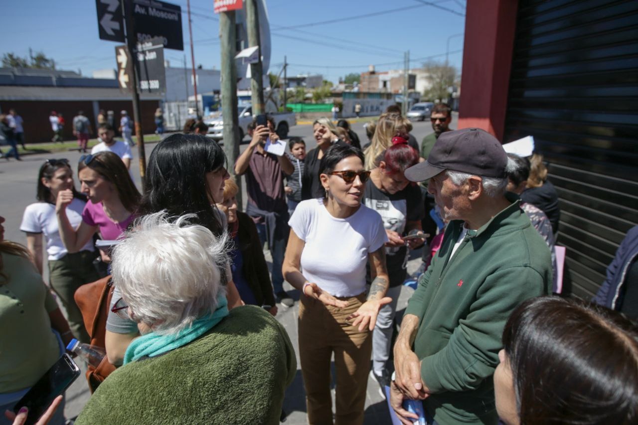 MAYRA RECORRIÓ EL BARRIO LA CAÑADA Y DIALOGÓ CON COMERCIANTES Y VECINOS 