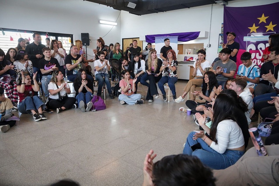  MAYRA CHARLÓ CON JÓVENES EN EL BARRIO NOVAK   