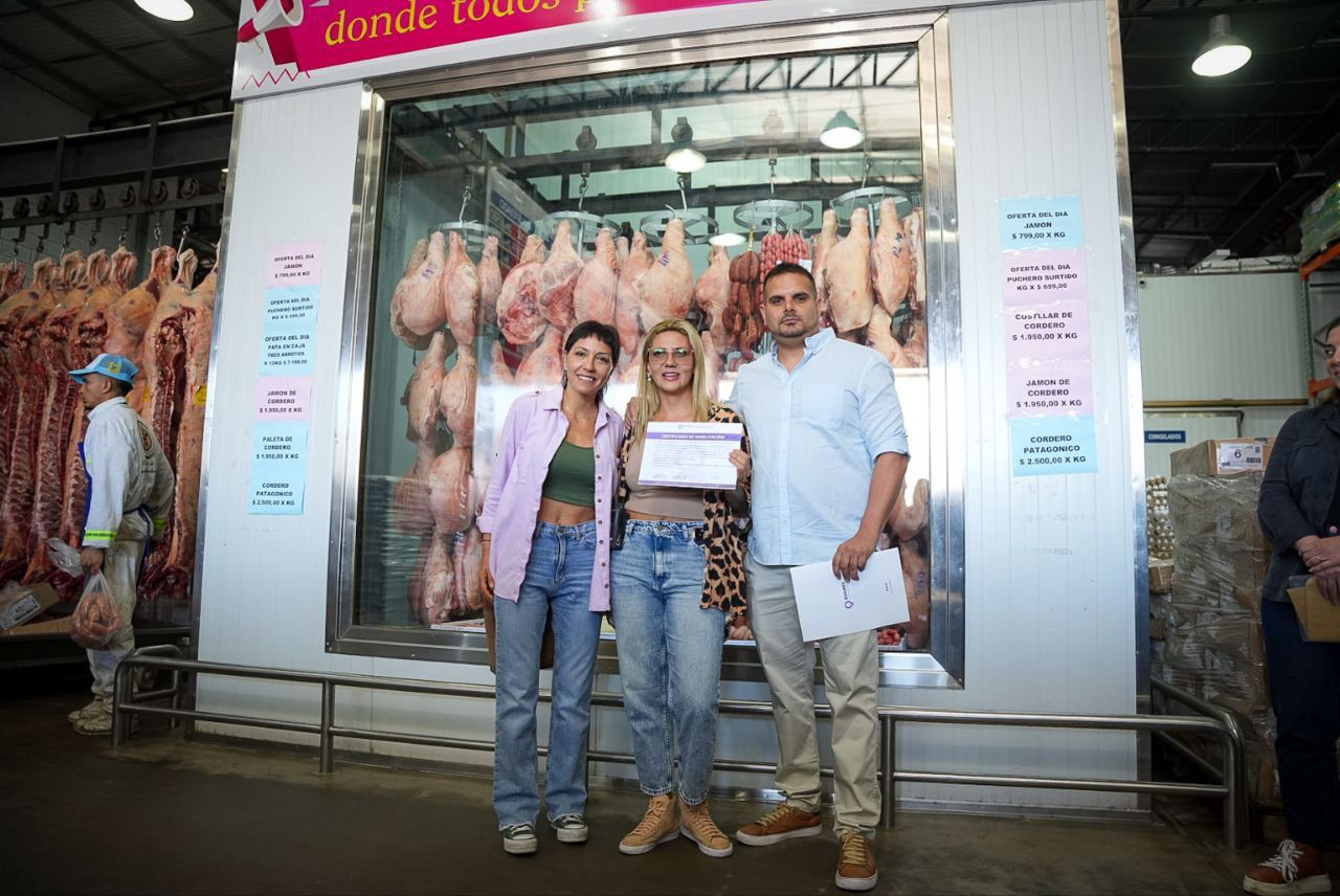 MAYRA LE ENTREGÓ LA HABILITACIÓN COMERCIAL A UNA CARNICERÍA DE SOLANO