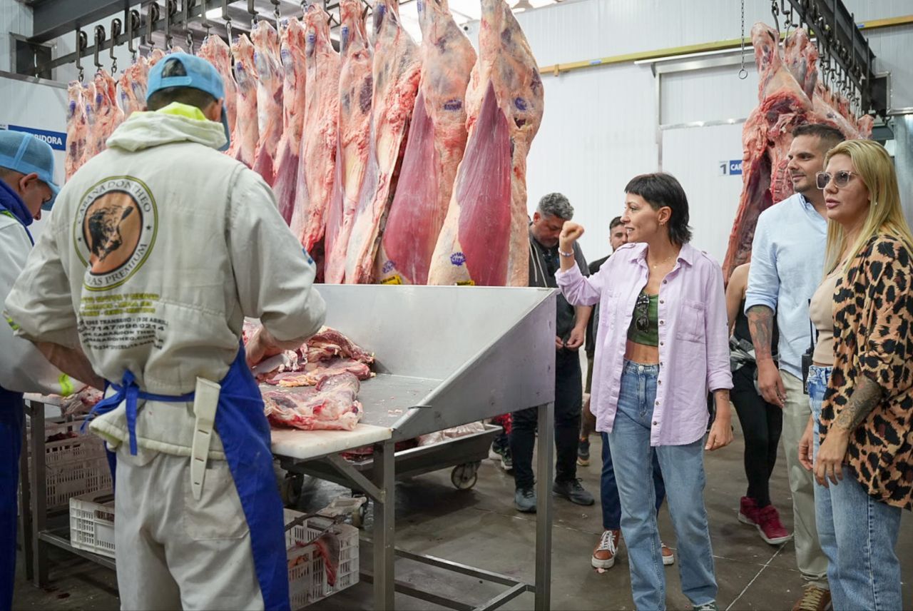 MAYRA LE ENTREGÓ LA HABILITACIÓN COMERCIAL A UNA CARNICERÍA DE SOLANO