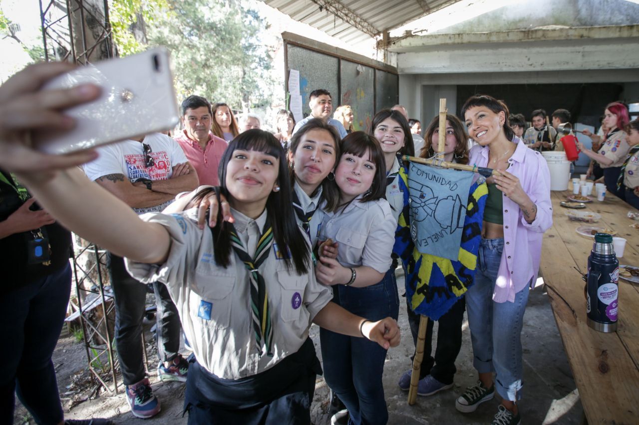 MAYRA CHARLÓ CON JÓVENES Y RESPONSABLES SCOUTS DE SOLANO 