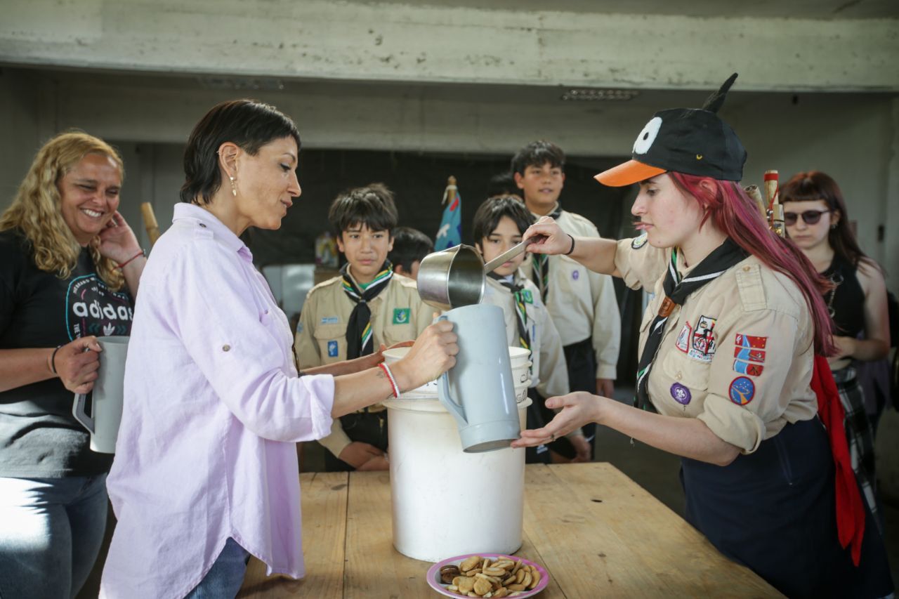 MAYRA CHARLÓ CON JÓVENES Y RESPONSABLES SCOUTS DE SOLANO 