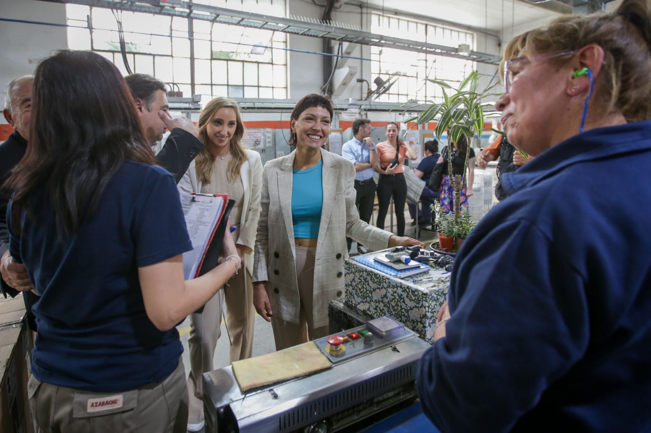 MAYRA RECORRIÓ LA EMPRESA KALOP-ACROPOLIS CABLES SA JUNTO A JULIA STRADA