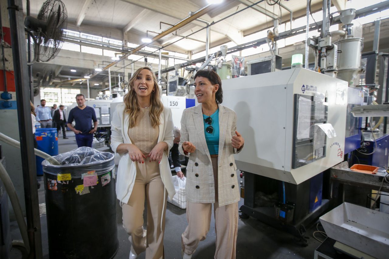 MAYRA RECORRIÓ LA EMPRESA KALOP-ACROPOLIS CABLES SA JUNTO A JULIA STRADA