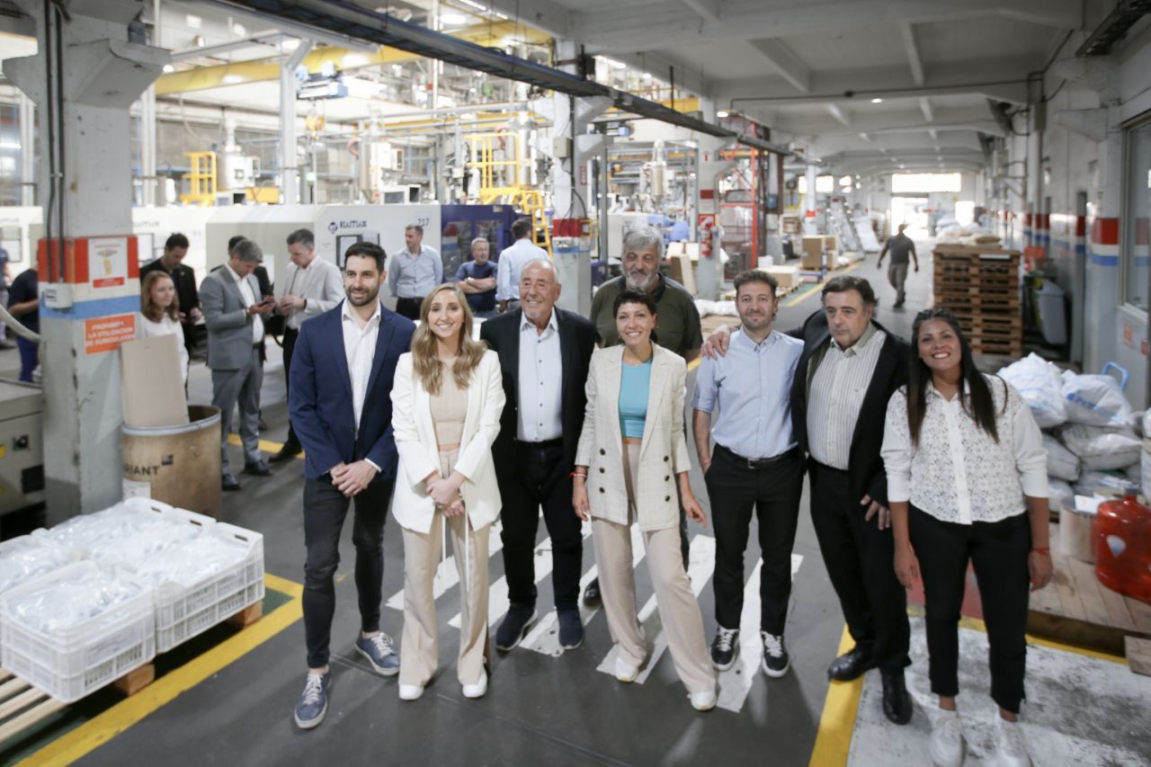 MAYRA RECORRIÓ LA EMPRESA KALOP-ACROPOLIS CABLES SA JUNTO A JULIA STRADA