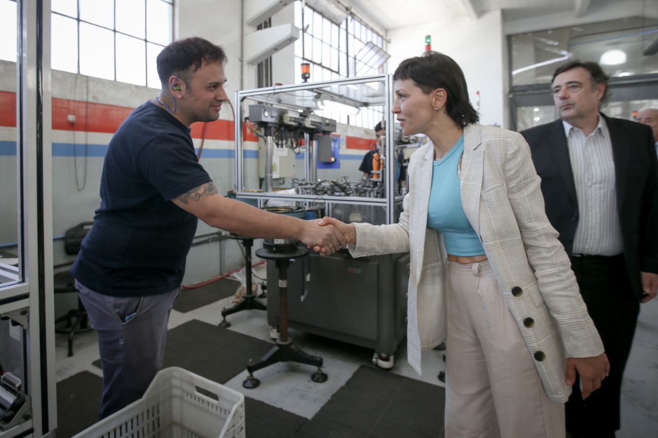 MAYRA RECORRIÓ LA EMPRESA KALOP-ACROPOLIS CABLES SA JUNTO A JULIA STRADA