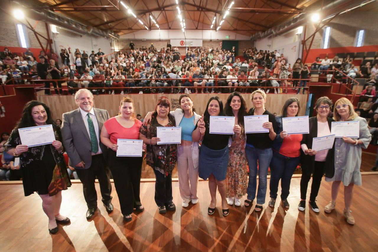 MAYRA Y VOLNOVICH EN UN ACTO DE EGRESADOS DE CUIDADORES DOMICILIARIOS