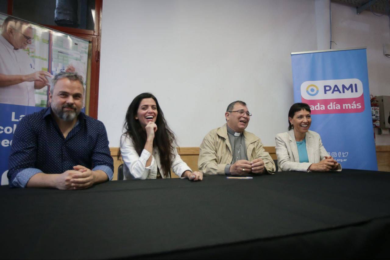 MAYRA Y VOLNOVICH EN UN ACTO DE EGRESADOS DE CUIDADORES DOMICILIARIOS