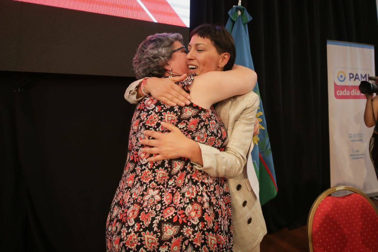 MAYRA Y VOLNOVICH EN UN ACTO DE EGRESADOS DE CUIDADORES DOMICILIARIOS