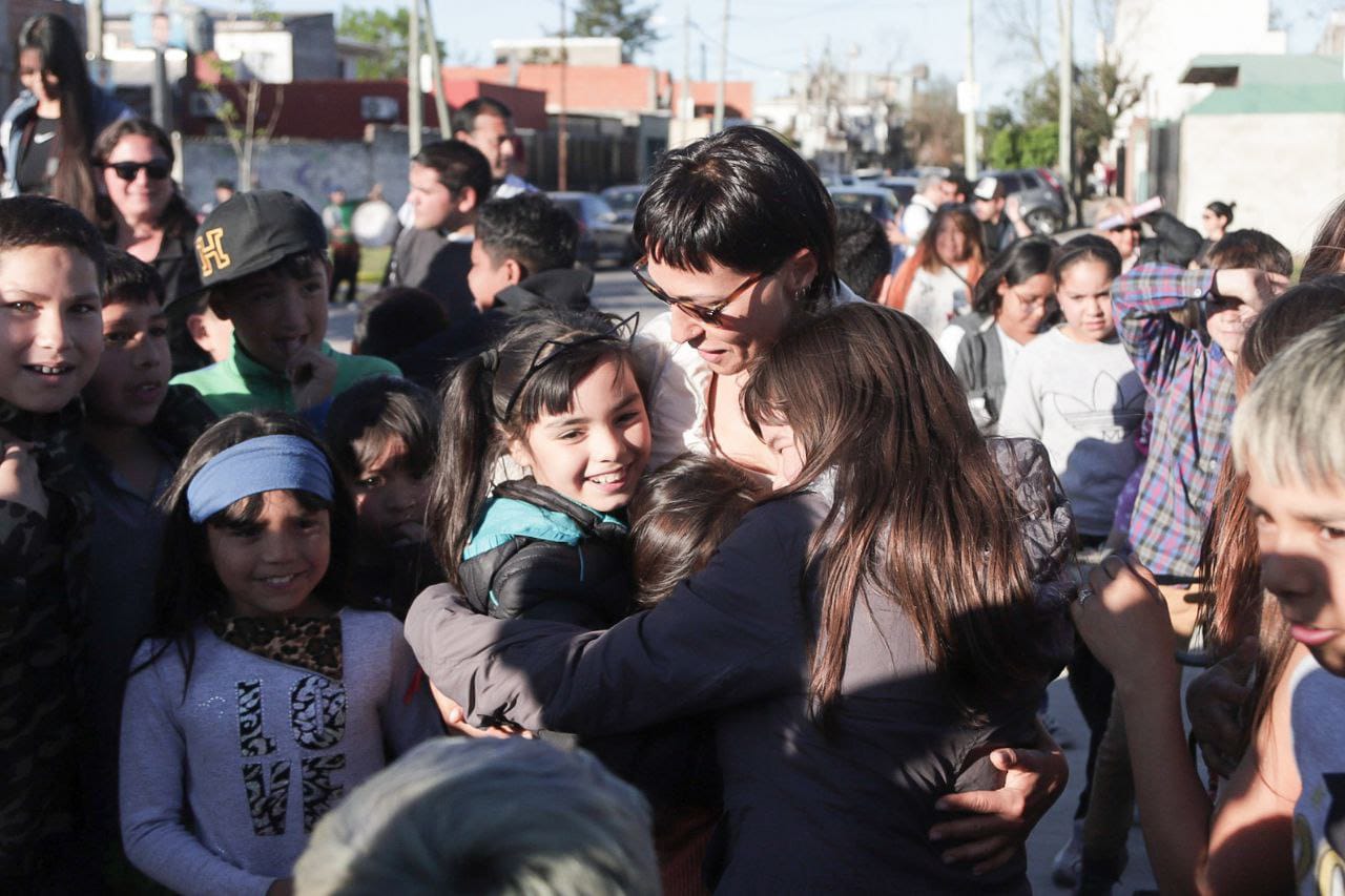 MAYRA SUPERVISÓ LA OBRA DE LA PLAZA “MICAELA ROMERO” EN EL BARRIO KOLYNOS