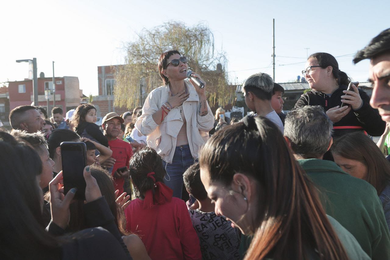 MAYRA SUPERVISÓ LA OBRA DE LA PLAZA “MICAELA ROMERO” EN EL BARRIO KOLYNOS