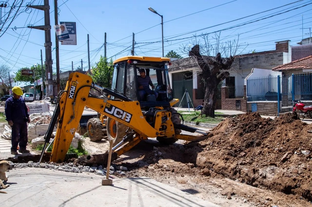 EL MUNICIPIO DE QUILMES AVANZA CON LAS OBRAS DE AGUA Y CLOACAS EN EL BARRIO