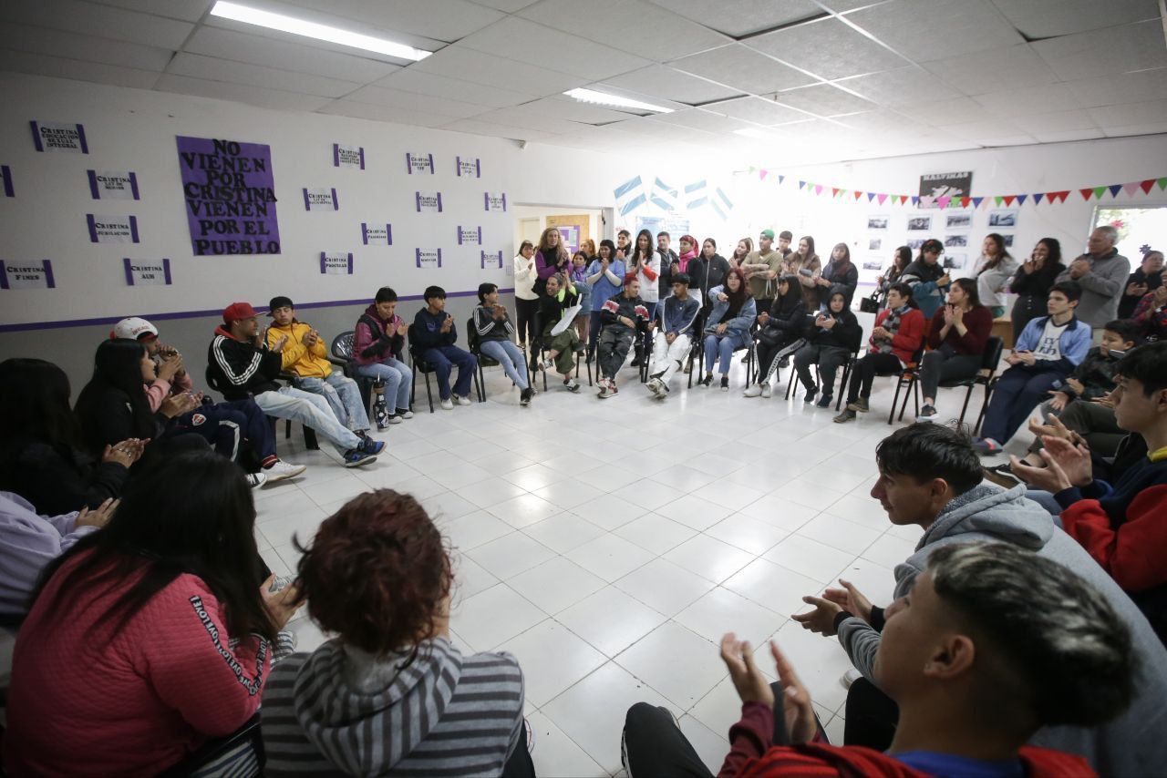 MAYRA ENCABEZÓ UNA REUNIÓN CON JÓVENES DEL PROGRAMA “ENVIÓN” EN EZPELETA