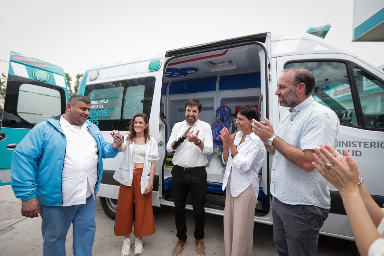 MAYRA Y KREPLAK ENTREGARON UNA AMBULANCIA Y UN ECÓGRAFO  PARA LA UPA Nº 17 