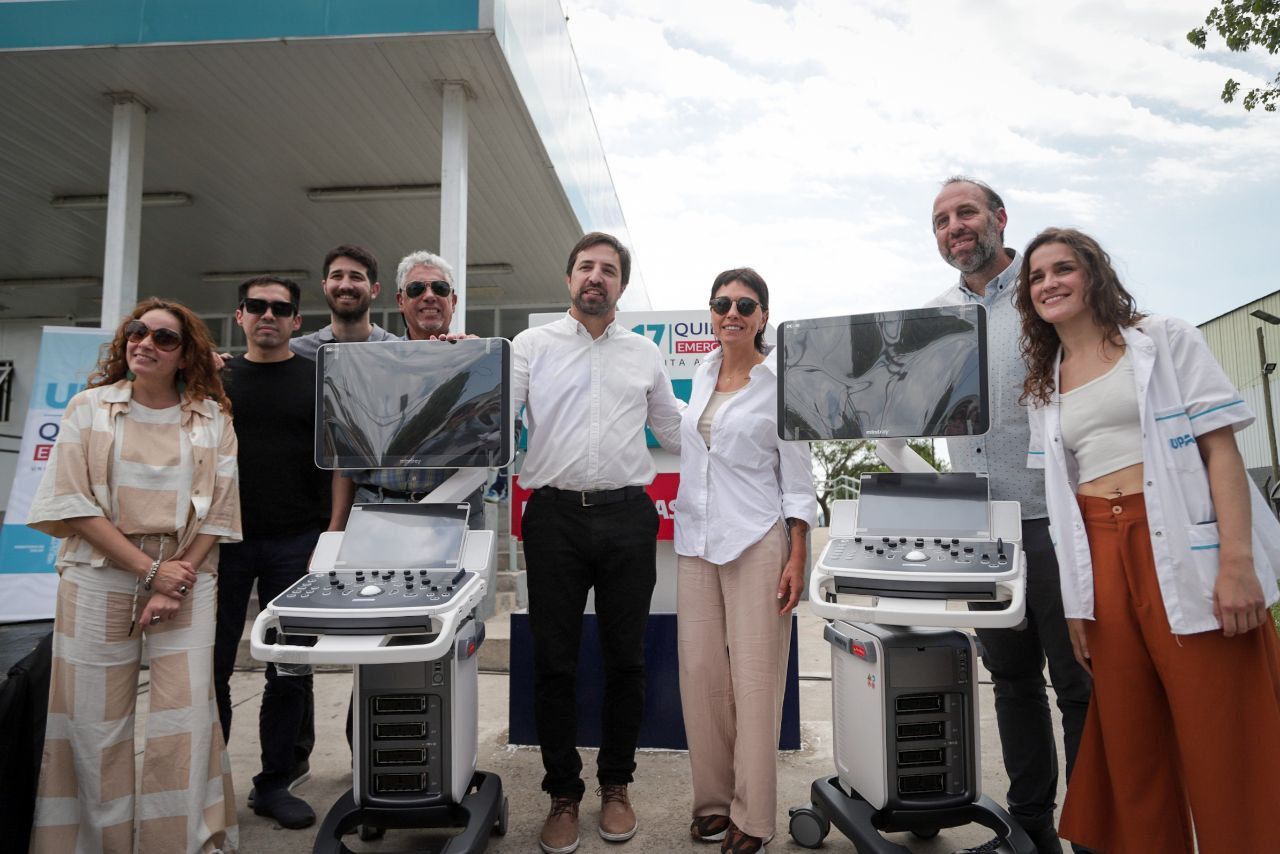 MAYRA Y KREPLAK ENTREGARON UNA AMBULANCIA Y UN ECÓGRAFO  PARA LA UPA Nº 17 
