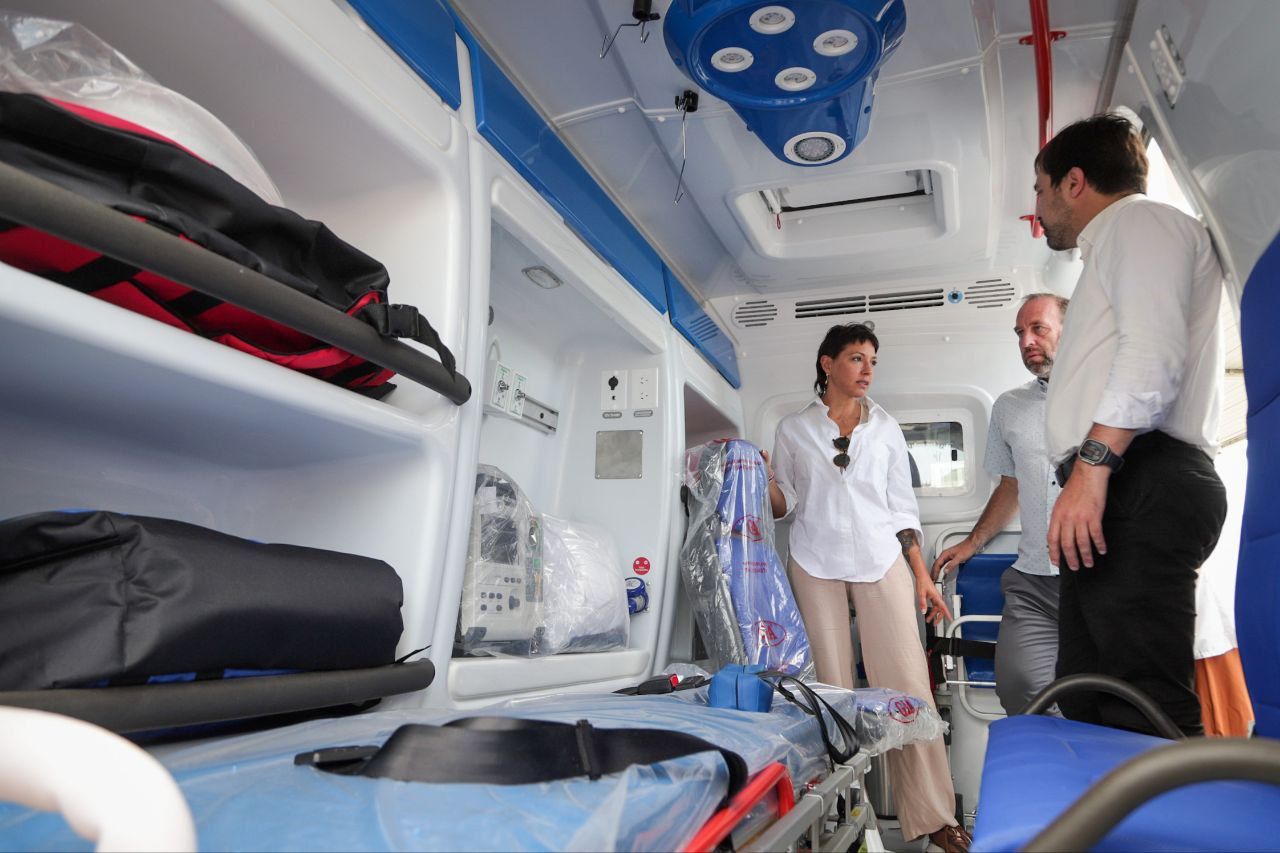 MAYRA Y KREPLAK ENTREGARON UNA AMBULANCIA Y UN ECÓGRAFO  PARA LA UPA Nº 17 