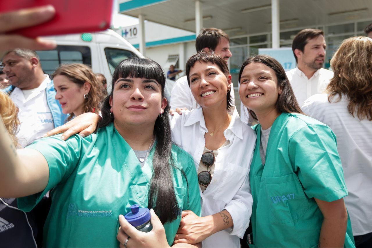 MAYRA Y KREPLAK ENTREGARON UNA AMBULANCIA Y UN ECÓGRAFO  PARA LA UPA Nº 17 