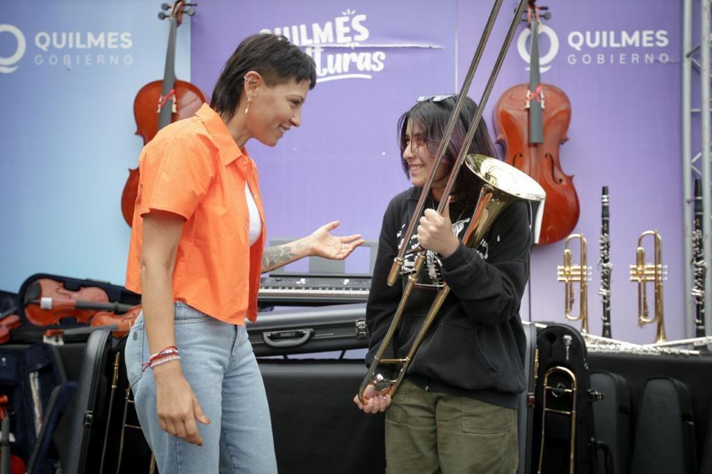 MAYRA ENTREGÓ NUEVOS INSTRUMENTOS MUSICALES