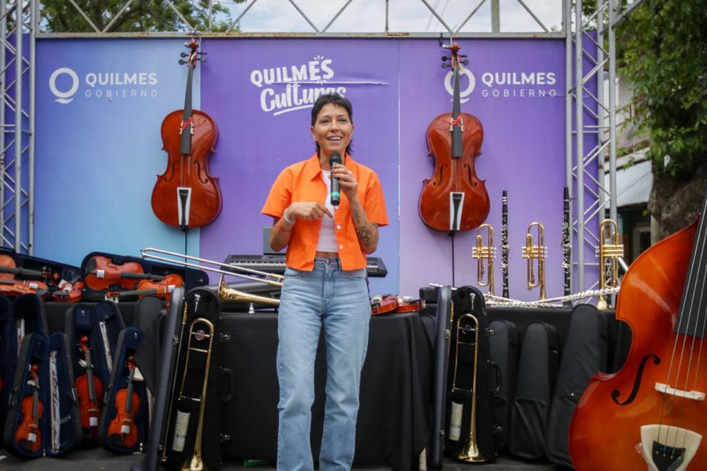 MAYRA ENTREGÓ NUEVOS INSTRUMENTOS MUSICALES