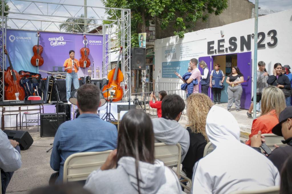 MAYRA ENTREGÓ NUEVOS INSTRUMENTOS MUSICALES