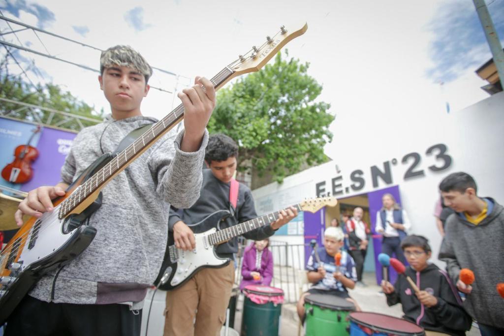 MAYRA ENTREGÓ NUEVOS INSTRUMENTOS MUSICALES