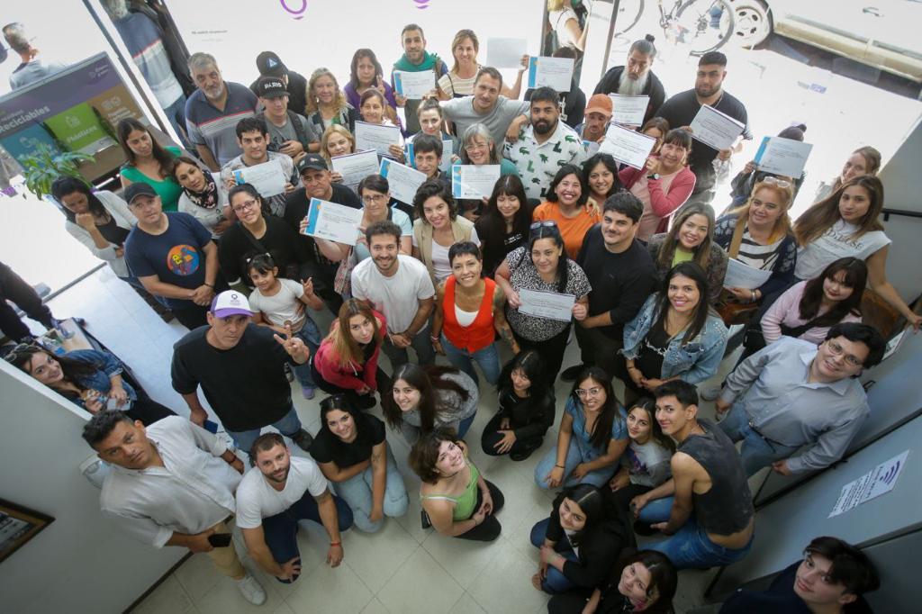  MAYRA ENTREGÓ EQUIPAMIENTO PARA FORTALECER 49 EMPRENDIMIENTOS LOCALES