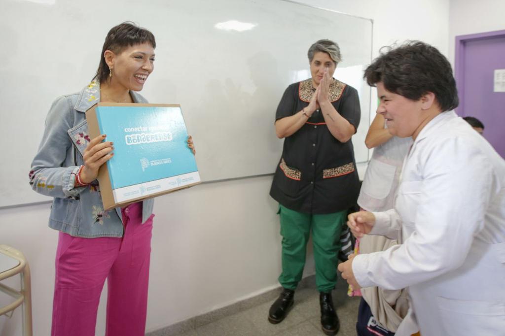 MAYRA LES ENTREGÓ NETBOOKS A ALUMNOS Y ALUMNAS DE LA EEE Nº 504
