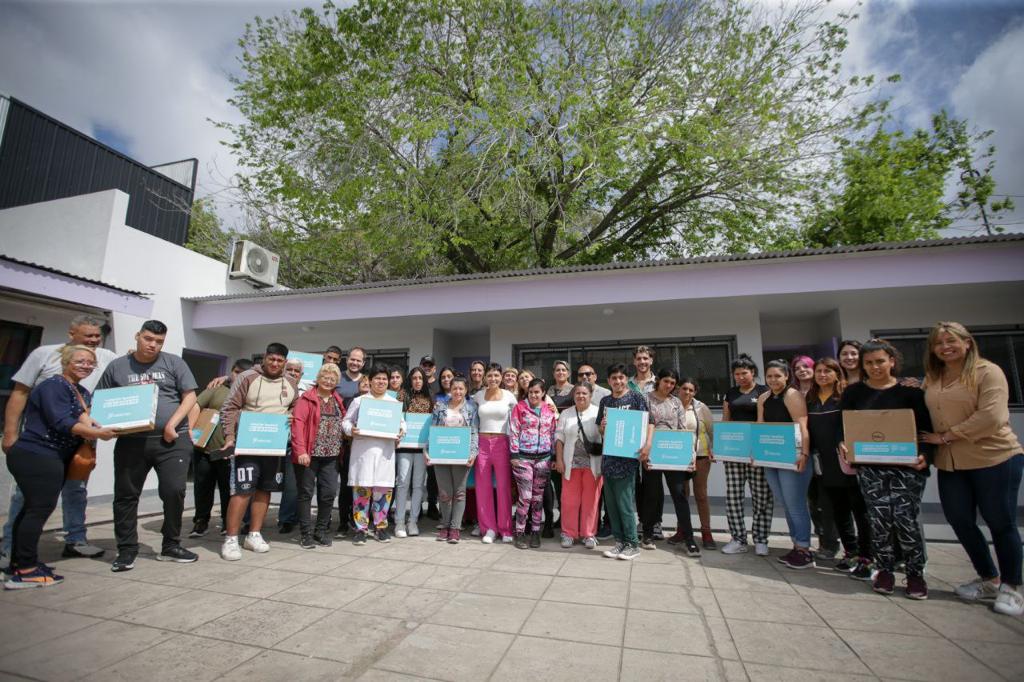 MAYRA LES ENTREGÓ NETBOOKS A ALUMNOS Y ALUMNAS DE LA EEE Nº 504
