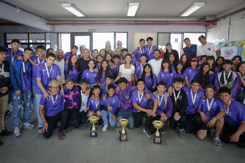 MAYRA LES ENTREGÓ NETBOOKS A ALUMNOS Y ALUMNAS DE LA EEE Nº 504
