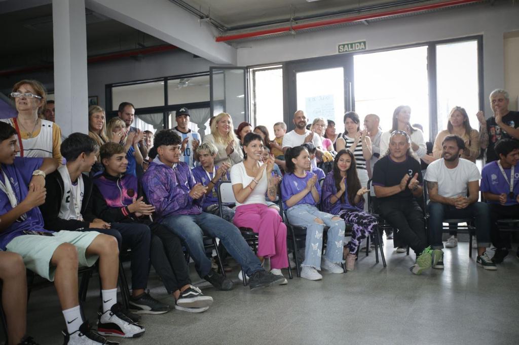 MAYRA LES ENTREGÓ NETBOOKS A ALUMNOS Y ALUMNAS DE LA EEE Nº 504