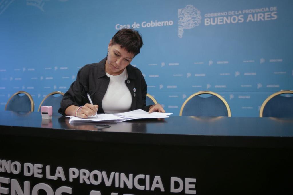 MAYRA Y KICILLOF FIRMARON CONVENIO PARA LA COMPRA DE BIENES DE CAPITAL 