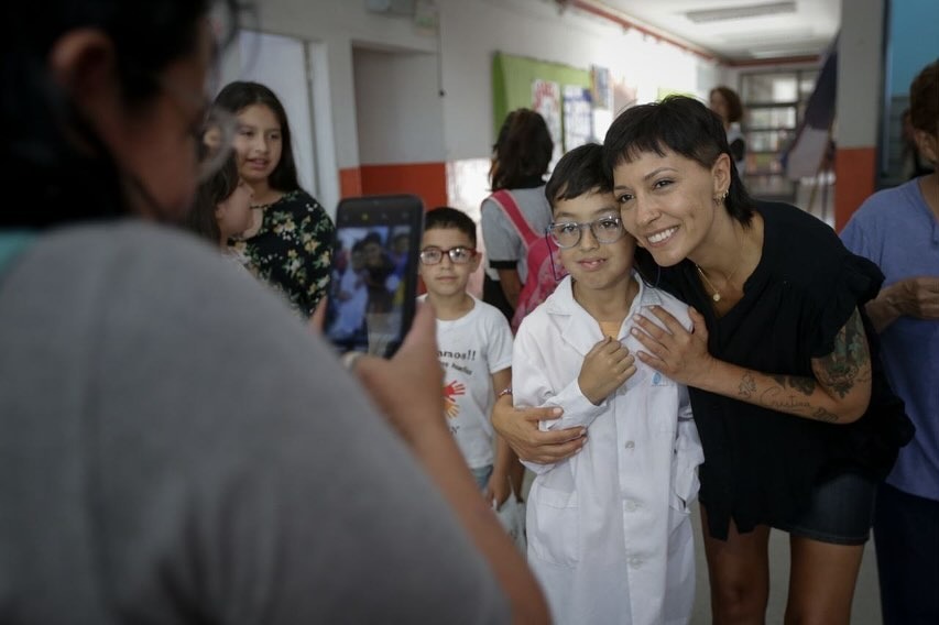 MAYRA ENCABEZÓ LA ENTREGA DE ANTEOJOS A ALUMNOS DE LA EP Nº 56 