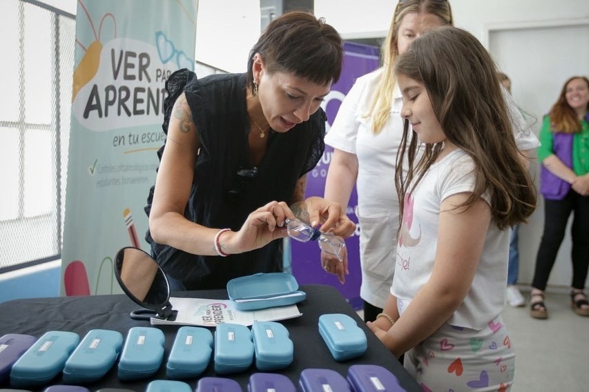 MAYRA ENCABEZÓ LA ENTREGA DE ANTEOJOS A ALUMNOS DE LA EP Nº 56 