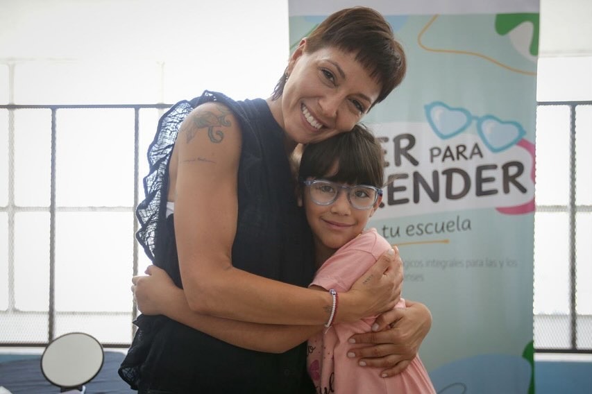 MAYRA ENCABEZÓ LA ENTREGA DE ANTEOJOS A ALUMNOS DE LA EP Nº 56 