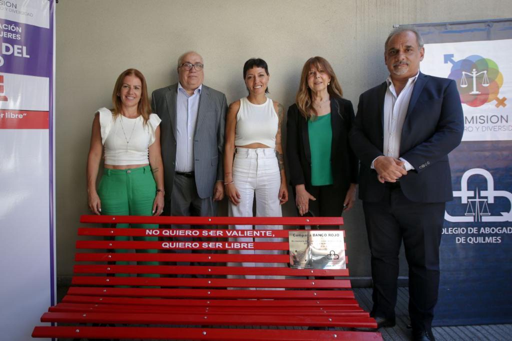 MAYRA PARTICIPÓ DE LA COLOCACIÓN DE UN “BANCO ROJO” EN EL MARCO DEL 25N