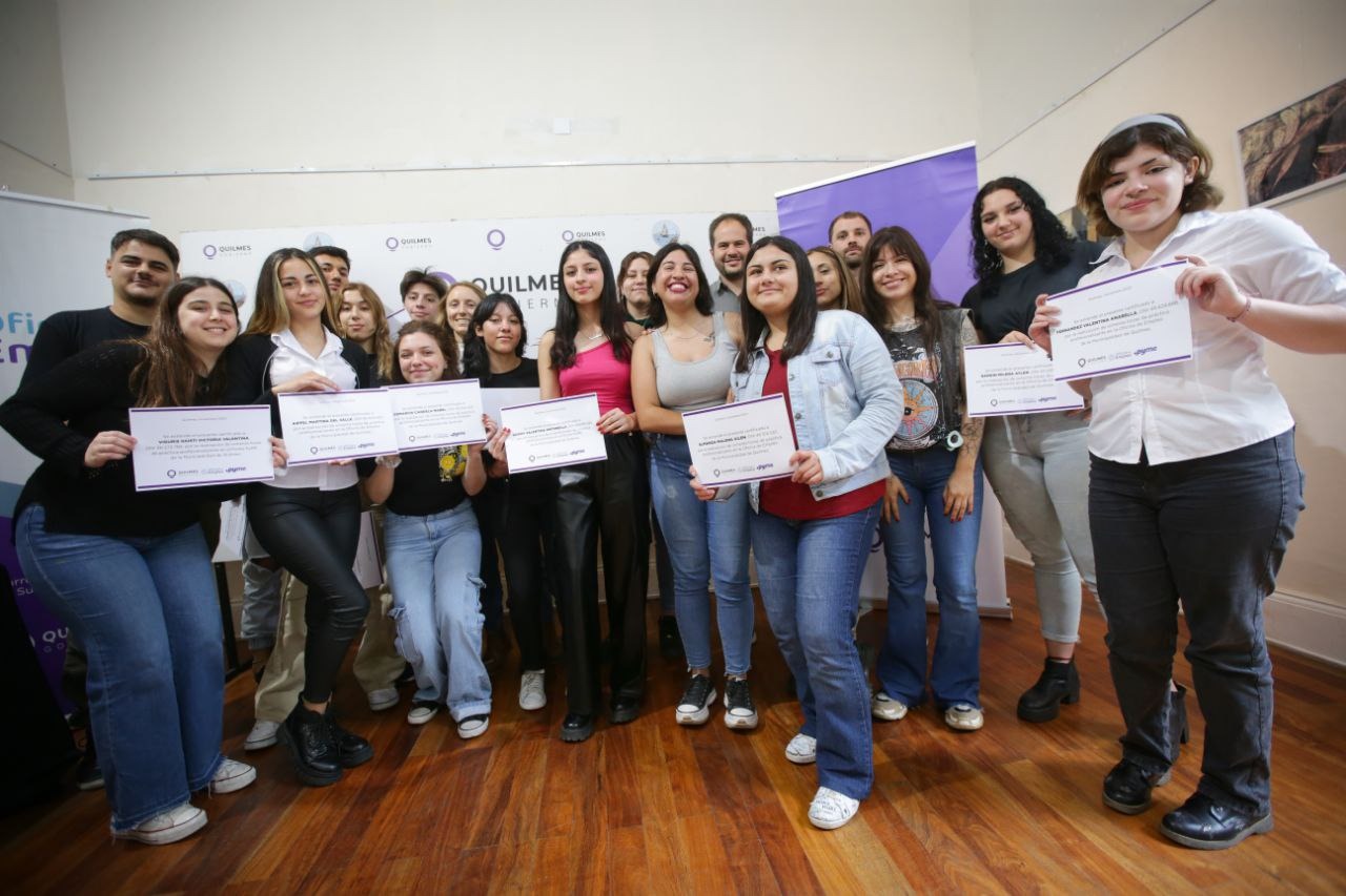 SE REALIZÓ LA ENTREGA DE DIPLOMAS A ESTUDIANTES DE LA EEST Nº 5