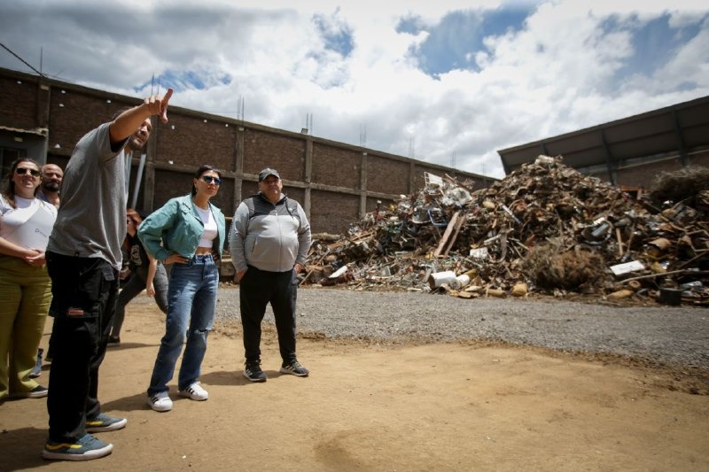 MAYRA EN LA EMPRESA METAL SOLVER, DIALOGÓ CON AUTORIDADES Y TRABAJADORES