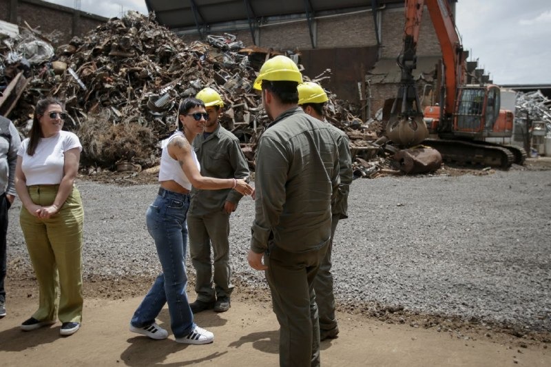 MAYRA EN LA EMPRESA METAL SOLVER, DIALOGÓ CON AUTORIDADES Y TRABAJADORES