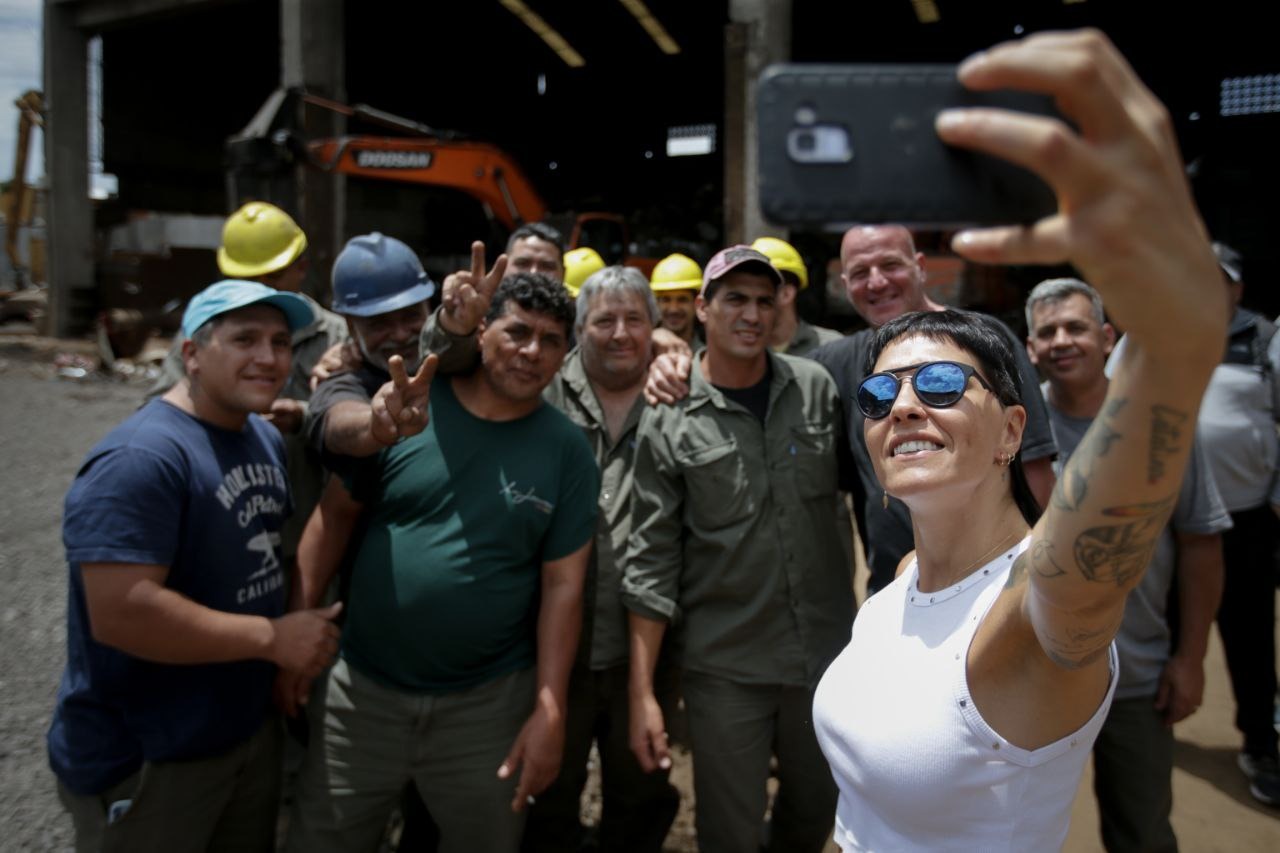 MAYRA EN LA EMPRESA METAL SOLVER, DIALOGÓ CON AUTORIDADES Y TRABAJADORES