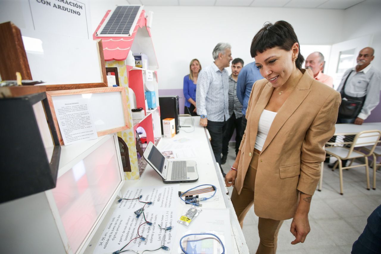 MAYRA INAUGURÓ DOS NUEVAS AULAS TALLER Y UN SALÓN EN EL CFP Nº 406 