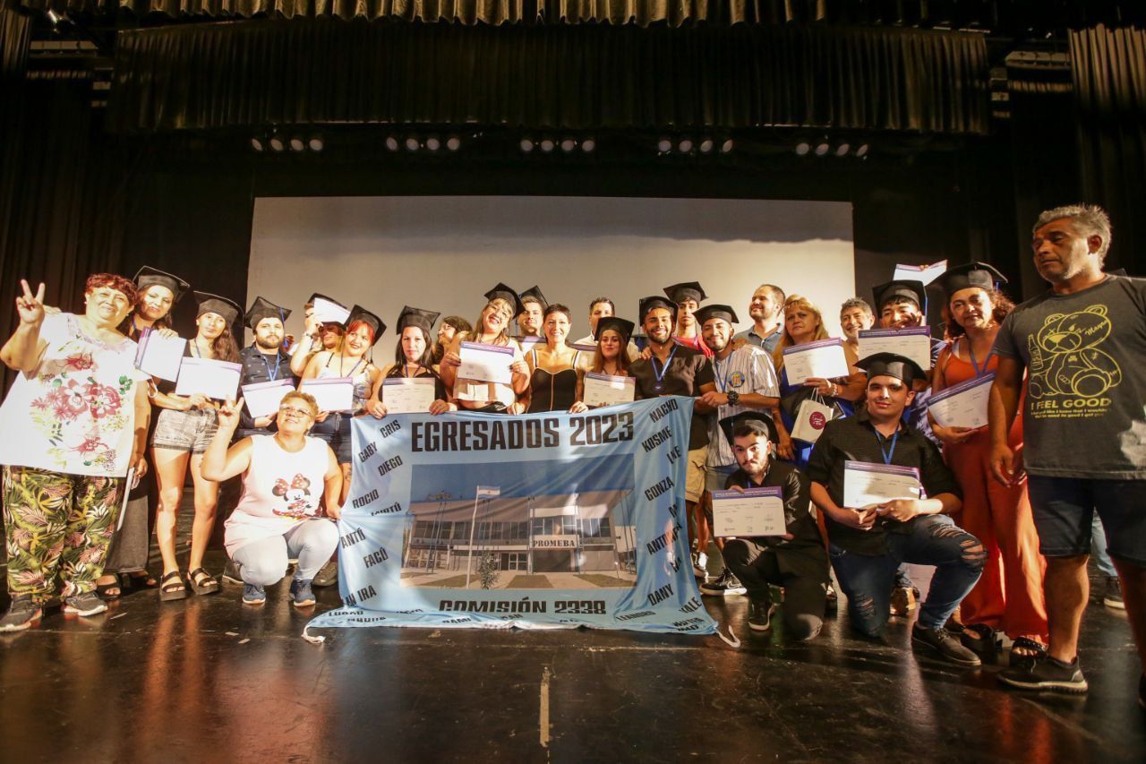MAYRA EN EL ACTO DE ENTREGA DE DIPLOMAS A LOS EGRESADOS DEL PLAN FINES
