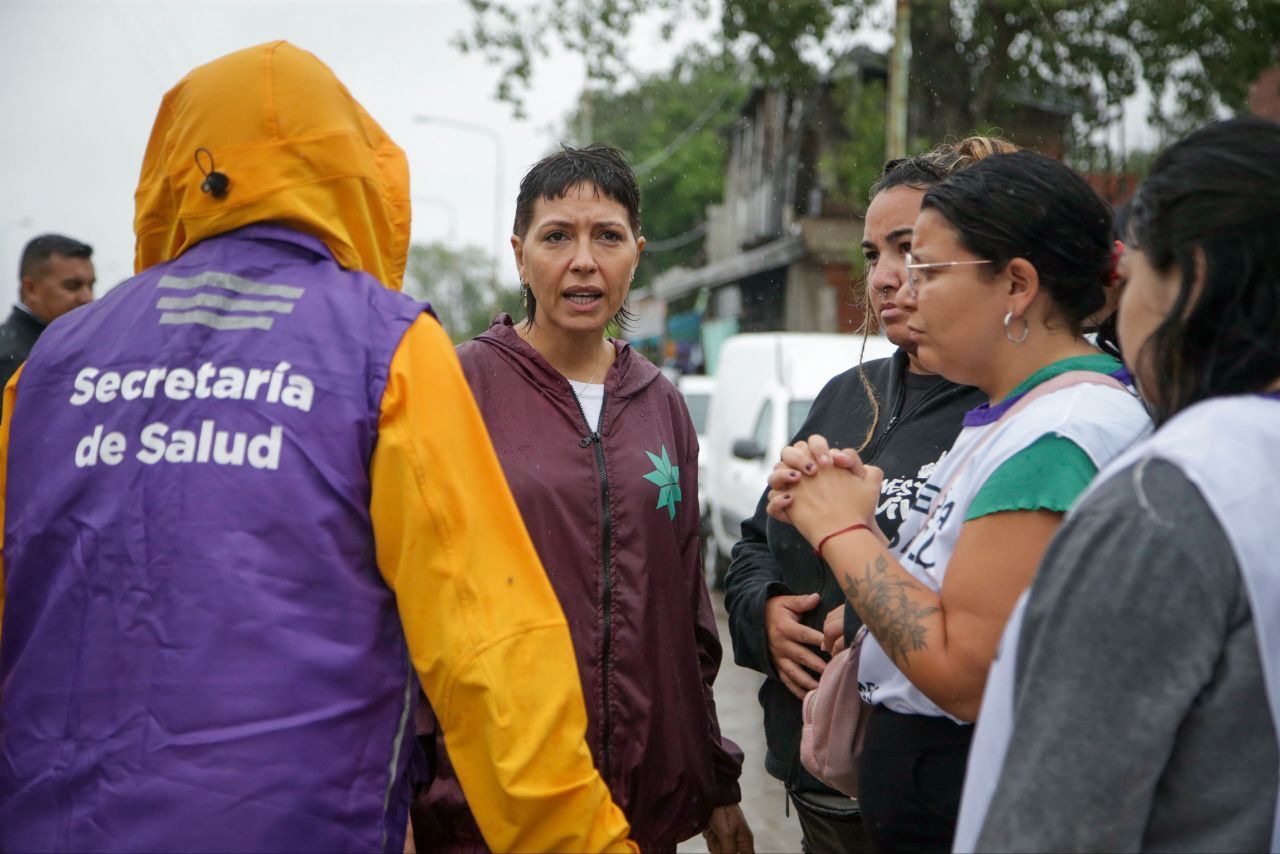 MAYRA ENCABEZÓ EN LA RIBERA DE BERNAL UN OPERATIVO DE LIMPIEZA Y AYUDA 