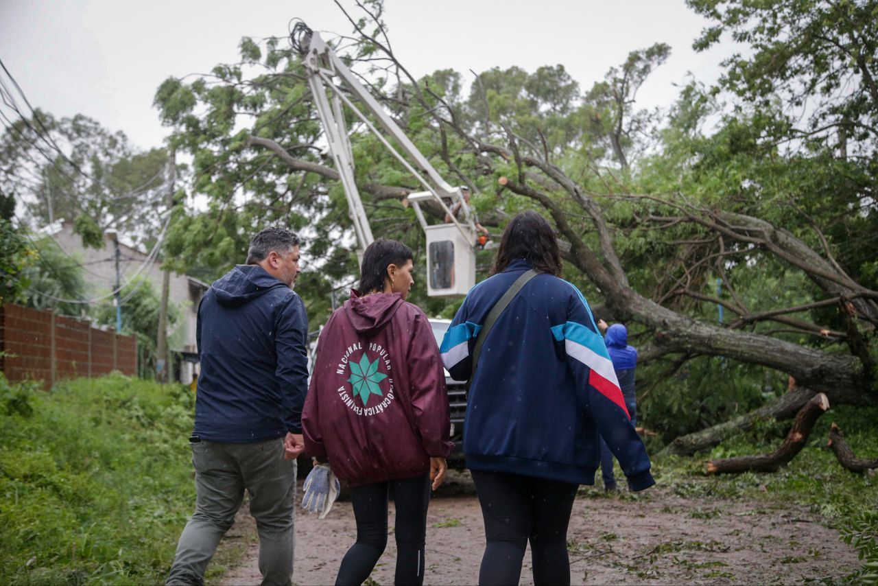 MAYRA ENCABEZÓ EN LA RIBERA DE BERNAL UN OPERATIVO DE LIMPIEZA Y AYUDA 
