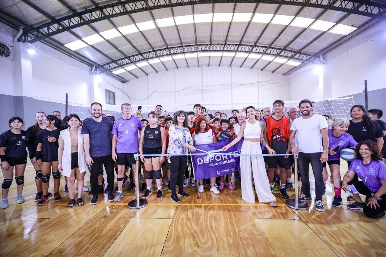  MAYRA PARTICIPÓ DE LA INAUGURACIÓN DE UNACANCHA DE PARQUET EN SOLANO