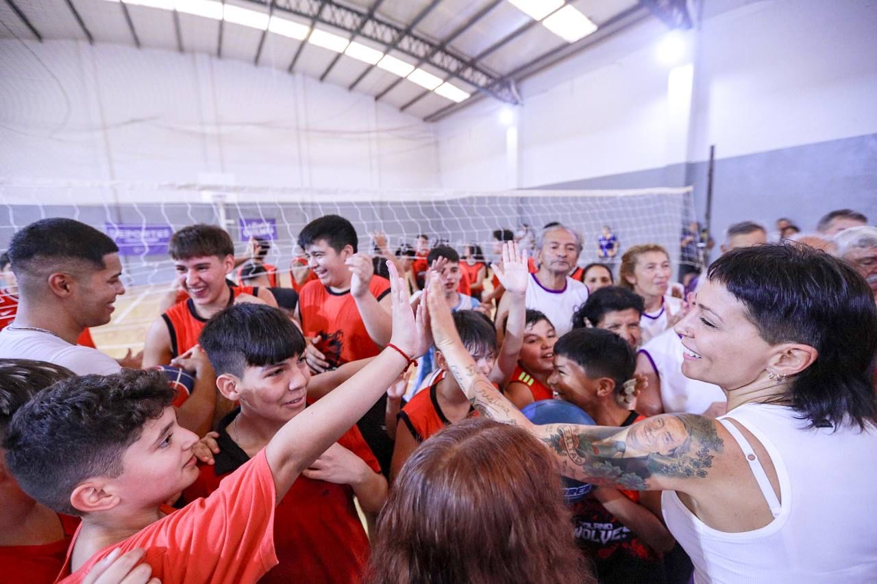  MAYRA PARTICIPÓ DE LA INAUGURACIÓN DE UNACANCHA DE PARQUET EN SOLANO