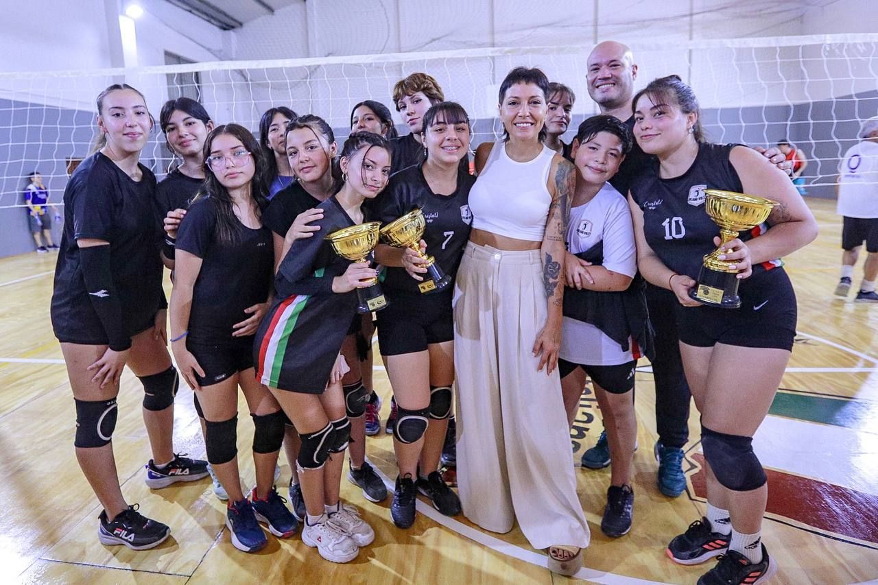  MAYRA PARTICIPÓ DE LA INAUGURACIÓN DE UNACANCHA DE PARQUET EN SOLANO