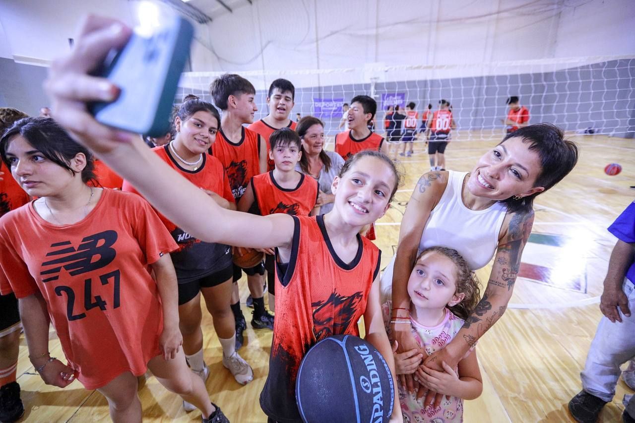  MAYRA PARTICIPÓ DE LA INAUGURACIÓN DE UNACANCHA DE PARQUET EN SOLANO
