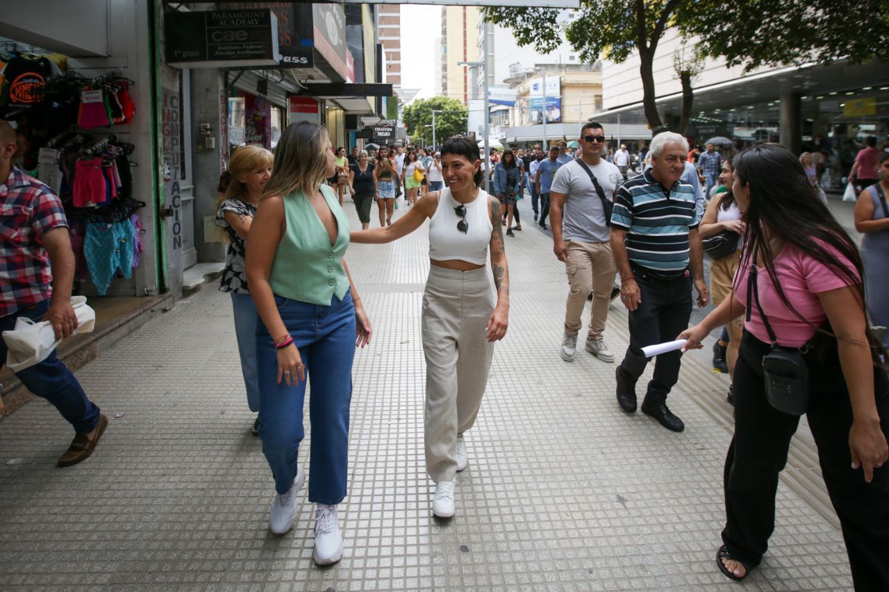 MAYRA DESTACÓ LA RENOVACIÓN DE RIVADAVIA Y CONVERSÓ CON COMERCIANTES