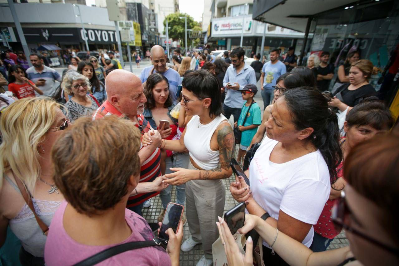 MAYRA DESTACÓ LA RENOVACIÓN DE RIVADAVIA Y CONVERSÓ CON COMERCIANTES